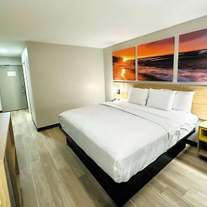 King Room Bath Tub Mobility Accessible or Non-Smoking